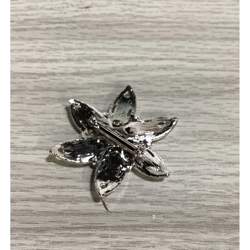 Silvertone Pin‎ w/ Purple and Faux Pearl Stones Textured Edge Flower Vintage